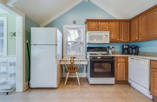 Country Club Estates Apartment | Charming 2-Bedroom Garage Apartment w/Deck, Shared Laundry & Outdoor Shower