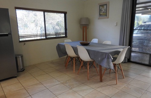 Murphys Creek Cottage | Charming 2-bedroom farm stay cottage in Murphys Creek