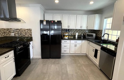 North Redondo House | Charming 2-bedroom house, 1.7miles from Manhattan beach pier with WiFi, AC