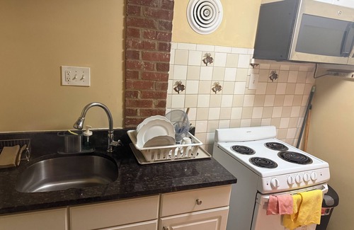 Aspen Hill House | Charming 2-bedroom house with WiFi, AC in peaceful Silver Spring