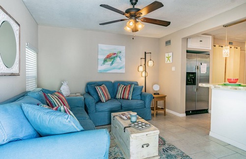 La Vista Apartment | Charming 2 bedroom, 2 bath close to beach
