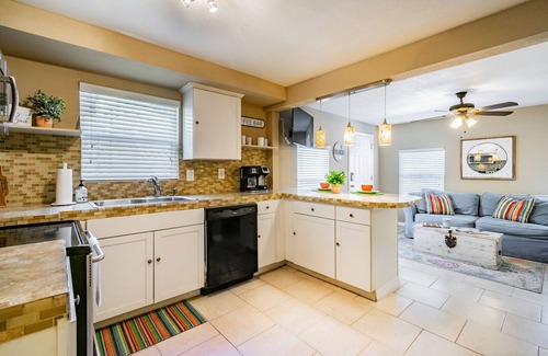 La Vista Apartment | Charming 2 bedroom, 2 bath close to beach