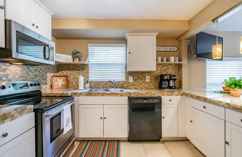 La Vista Apartment | Charming 2 bedroom, 2 bath close to beach