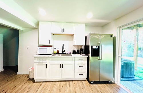 Lynnwood House | Charming 2-bedroom & 1 Full bath basement apartment with AC in lovely Edmonds
