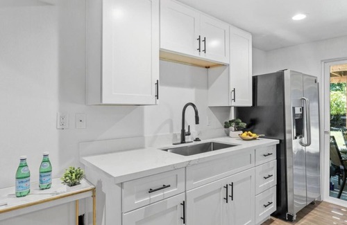 Lynnwood House | Charming 2-bedroom & 1 Full bath basement apartment with AC in lovely Edmonds