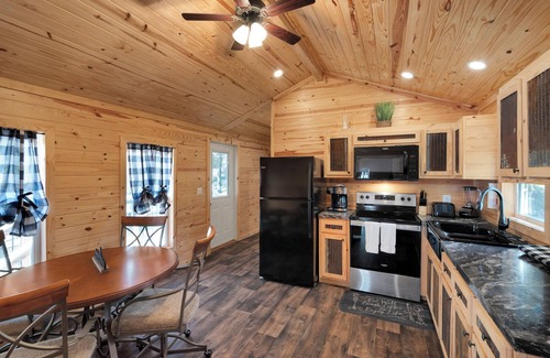 Jamestown Cabin | Charming 2 Bedroom 1 Bath Small Cabin located at Lake Cumberland. #403