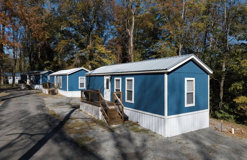 Jamestown Cabin | Charming 2 Bedroom 1 Bath Small Cabin located at Lake Cumberland. #403