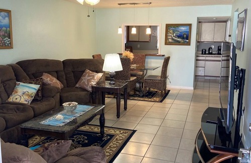 Englewood South Condo | Charming 2-bedroom 2 bathroom condo 2.5 ml from Englewood beach with WiFi, AC