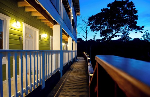 Half Moon Bay Apartment | Charming 2-bedroom, 3 beds apartment, AC, WiFi ,free parking in lovely West End