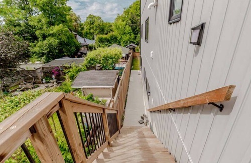 Pickering Apartment | Charming 2-bedroom apartment in serene Pickering with WiFi, AC