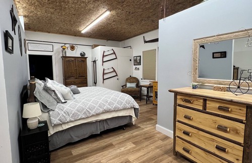 Town of Macomb Apartment | Charming 2-bedroom apartment with AC, WiFi in pleasant De Peyster