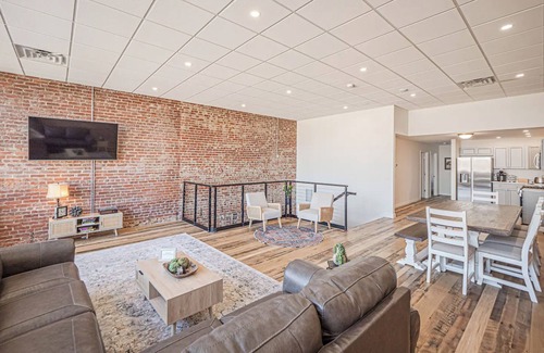 Evansville Apartment | Charming 2-bedroom apartment # 20 in cool Evansville Downtown
