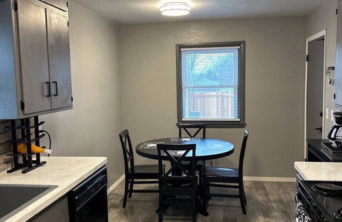 Maplewood Apartment | Charming 2-bedroom apartment with AC, WiFi in superb Saint Pauls Frost Lake area