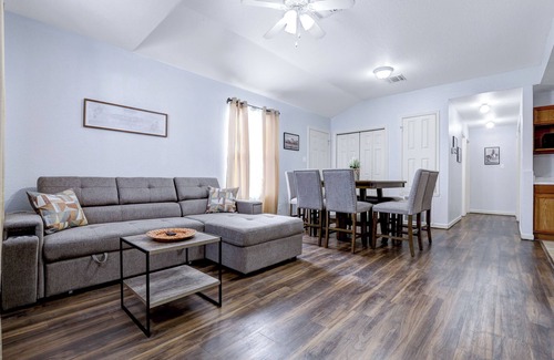 North San Antonio - SAT Apartment | Charming 2-bedroom apartment with WiFi and AC in delightful San Antonio