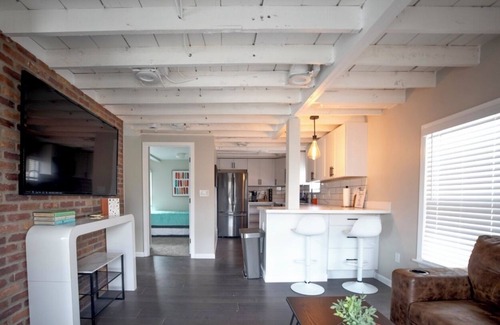 Royal Oak Apartment | Charming 2-bedroom apartment in Royal Oak with AC, WiFi