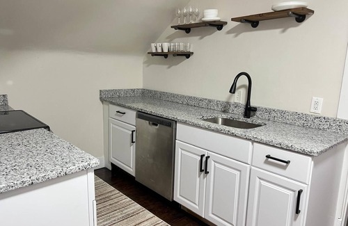 University District Apartment | Charming 2-bedroom apartment close to The OSU, Wexner Medical center
