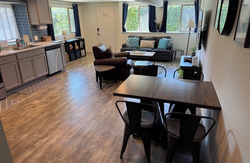Martinez Apartment | Charming 2-bedroom apartment with AC, WiFi in welcoming Martinez
