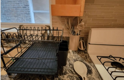 South Austin Apartment | Charming 2-bedroom apartment with AC, WiFi in delightful Oak Park