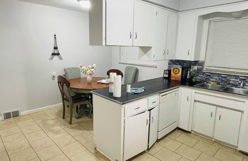 Oak Park Apartment | Charming 2-bedroom apartment with WiFi, AC in Oak Park