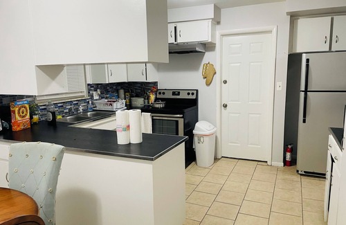 Oak Park Apartment | Charming 2-bedroom apartment with WiFi, AC in Oak Park