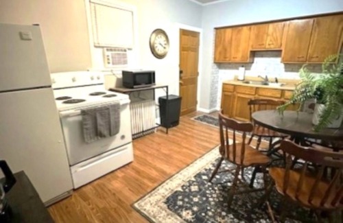 Sandusky Apartment | Charming 2-bedroom apartment with WiFi, AC in Sandusky