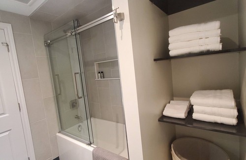 Vaughan Apartment | Charming 2-bedroom apartment with WiFi, AC in fabulous Vaughan