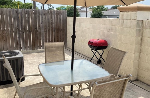 McAllen Apartment | Charming 2-bedroom apartment with WiFi, AC in McAllen