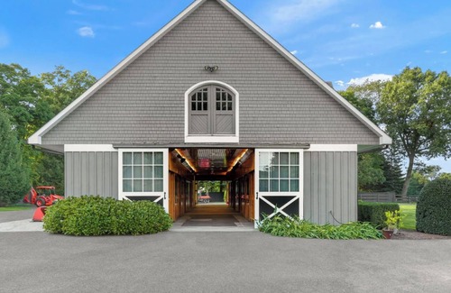 Redding Ridge Apartment | Charming 2-bedroom apartment above horse stables on Tuckers Ridge Farm in Easton