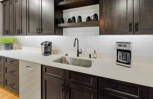 Salina Apartment | Charming 2-bedroom apartment with WiFi, AC in delightful downtown Salina