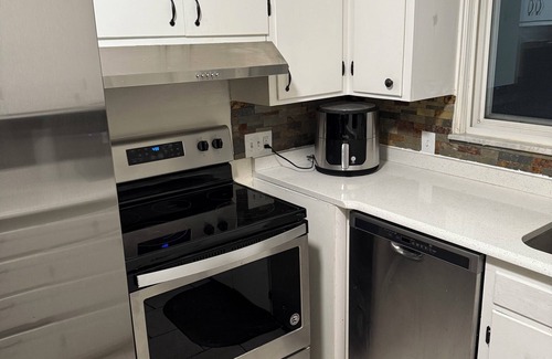 Ottawa Apartment | Charming 2-bedroom apartment in fabulous Toledo with AC, WiFi
