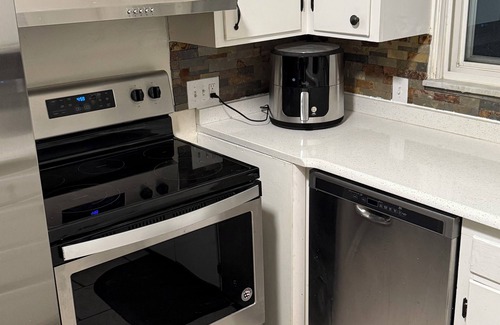 Ottawa Apartment | Charming 2-bedroom apartment in fabulous Toledo with AC, WiFi