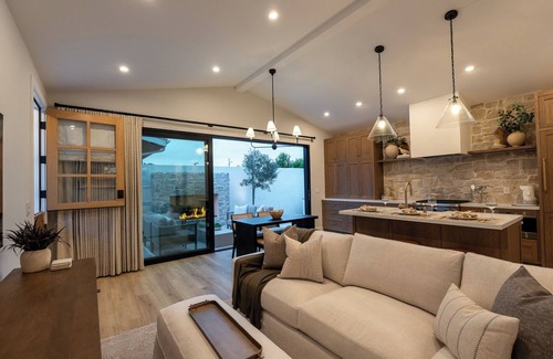 East Side Costa Mesa House | Charming 2-bedroom bungalow with AC, WiFi in Eastside Heights Costa Mesa