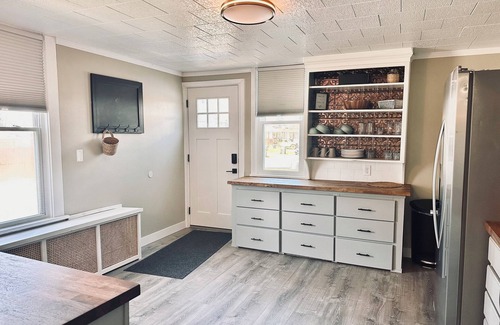 Sandusky House | Charming 2-bedroom Boho Cottage in Sandusky, less than 5 min. from Cedar Point!