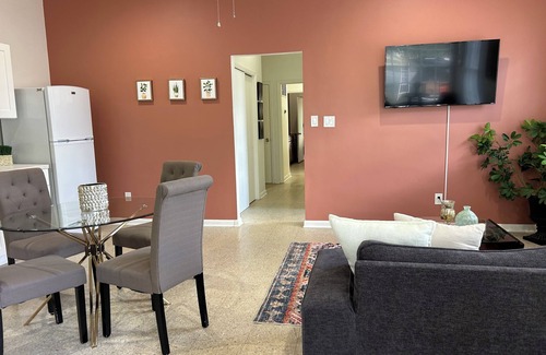 Albany Apartment | Charming 2-bedroom Boho style apartment with AC, WiFi in cool Albany