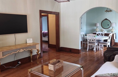 Fourmile House | Charming 2-bedroom bungalow with AC, WiFi in pleasant Pineville