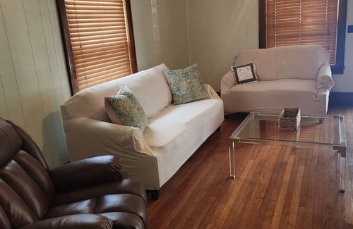 Fourmile House | Charming 2-bedroom bungalow with AC, WiFi in pleasant Pineville