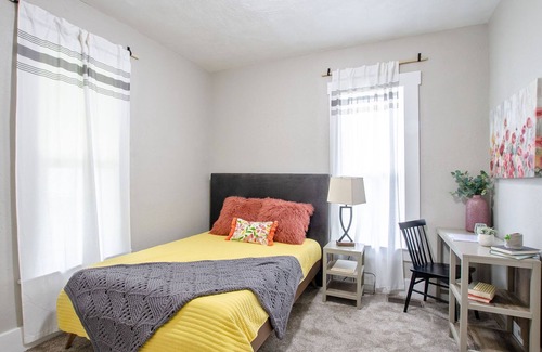 Kokomo House | Charming 2 bedroom bungalow close to downtown.