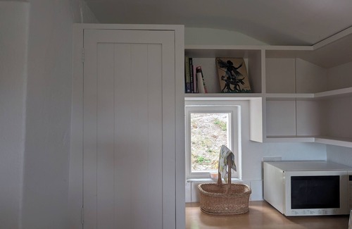 Skibbereen Cottage | Charming 2-bedroom Cottage near Skibbereen with stove and views.