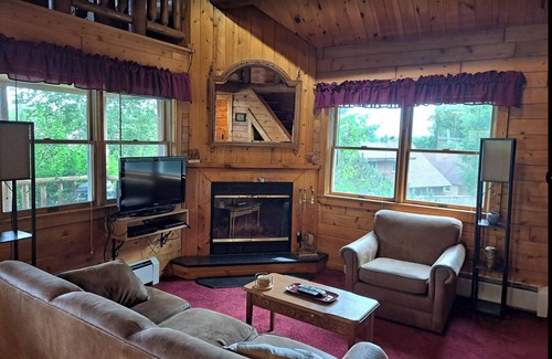 Greenville Cabin | Charming 2-bedroom cabin in delightful Greenville with WiFi, fitness room, pool