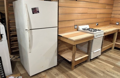 Larsen Bay Cabin | Charming 2-bedroom cabin in Larsen Bay with WiFi