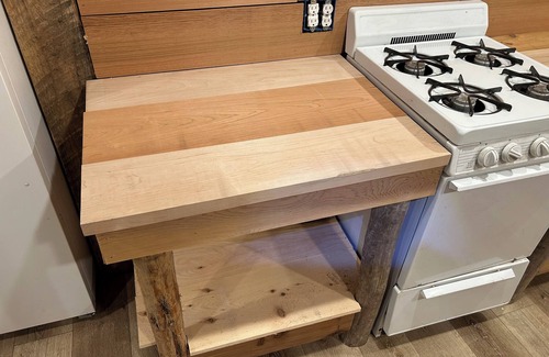 Larsen Bay Cabin | Charming 2-bedroom cabin in Larsen Bay with WiFi