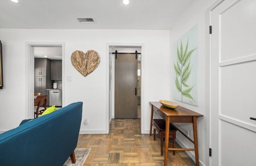 Naples Cottage | Charming 2-bedroom cottage with AC and WiFi in superb Long Beach location.