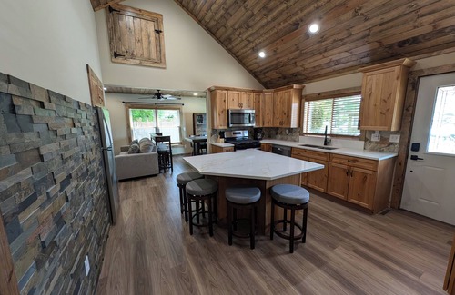 Twin Lakes Cottage | Charming 2-bedroom cottage in Twin Lakes with Lake Access & Boat Rentals