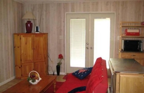 Kingsland Cabin | Charming 2-bedroom cabin in Kingsland with boat lift, lake access, WiFi and AC