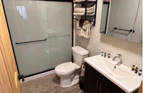 Eddyville Cabin | Charming 2-bedroom cabin with WiFi, AC in quaint Eddyville