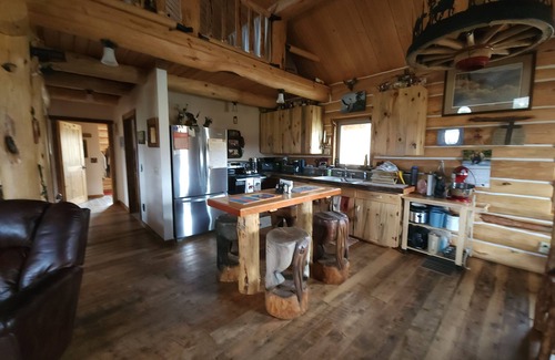 Emigrant Cabin | Charming 2-bedroom cabin in Emigrant with Beautiful Views