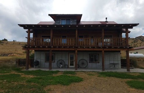 Emigrant Cabin | Charming 2-bedroom cabin in Emigrant with Beautiful Views