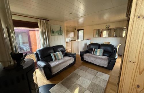 Hopton Castle House | Charming 2 bedroom Cabin In the Shropshire Countryside with Fantastic Views