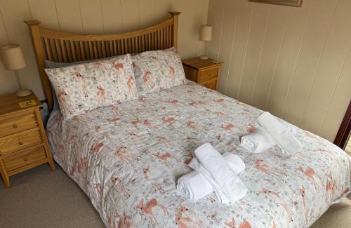 Hopton Castle House | Charming 2 bedroom Cabin In the Shropshire Countryside with Fantastic Views