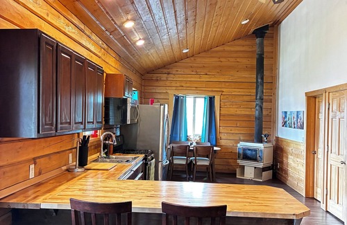 Hoonah Cabin | Charming 2-bedroom cabin with AC, WiFi in tranquil Hoonah